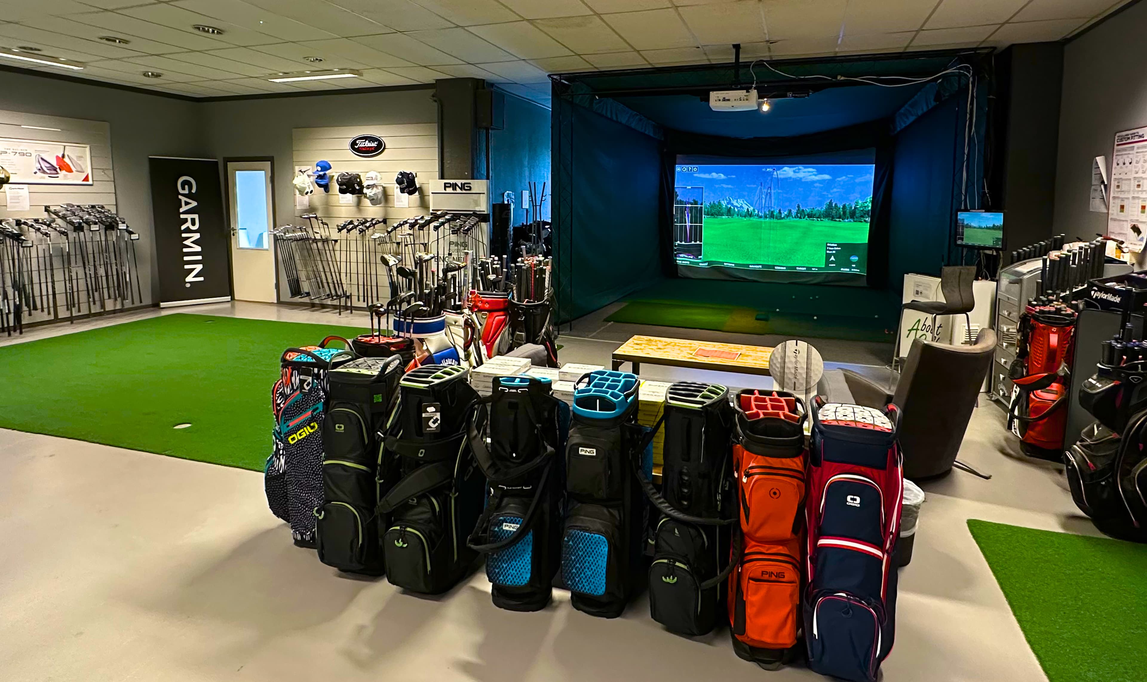 CustomGolf butikk og simulator
